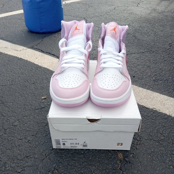 Air Jordan 1 Mid, Valentine's Day - Picture 2 of 5